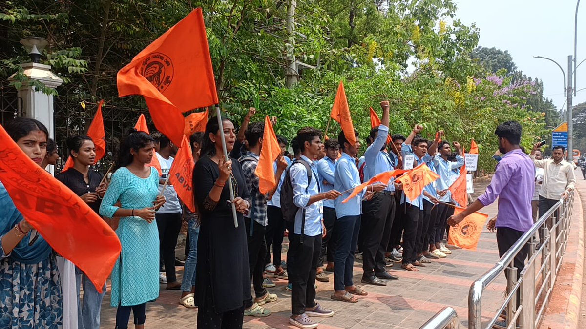 MuliyaSathwik's tweet photo. ABVP Mangalore held a protest at the clock tower circle of the city condemning the killing of Neha Hiremath, a student of BVB College, Hubli alias Payaz, for the reason of love jihad.
#JusticeForNeha 
#ABVP https://t.co/R0ZeKrZ6f5