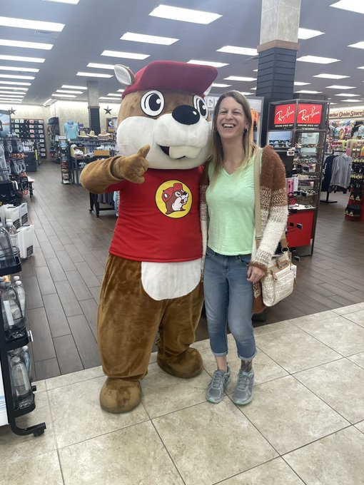 I got to meet Buc-ee https://t.co/iDLcGBYlNk<a href="/tag/mvsales"class="tags"><span>#mvsales</span></a>