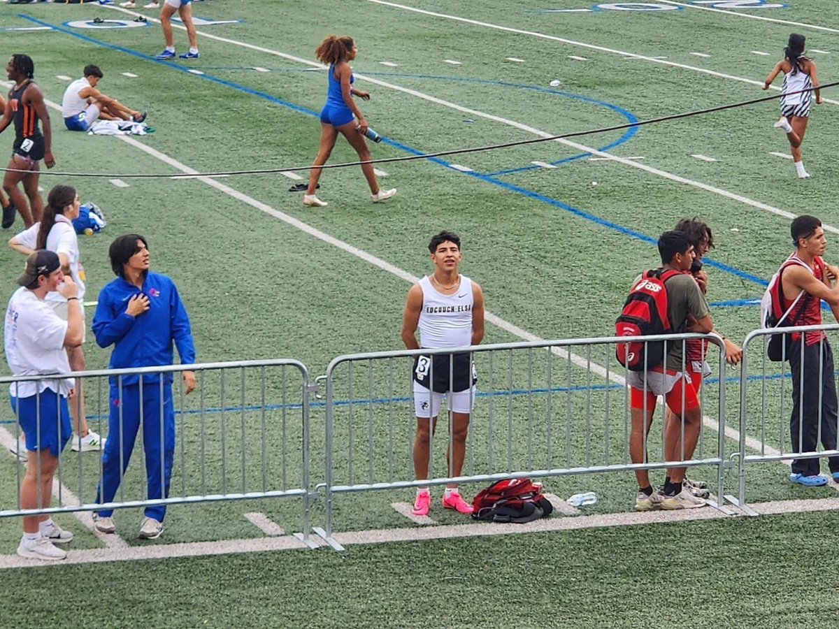 Jag_02179's tweet photo. Last time, he will wear Edcouch-Elsa across his chest & represent the Black & Gold! Great career for this young man! We are extremely proud of his achievements & accomplishments! He definitely has left his mark & legacy, #6JayreedAmaya! #EEJacketFootball #EEJacketTrack #200M https://t.co/DPxnEZhbXE