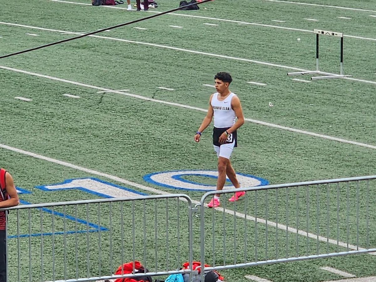 Jag_02179's tweet photo. Last time, he will wear Edcouch-Elsa across his chest & represent the Black & Gold! Great career for this young man! We are extremely proud of his achievements & accomplishments! He definitely has left his mark & legacy, #6JayreedAmaya! #EEJacketFootball #EEJacketTrack #200M https://t.co/DPxnEZhbXE