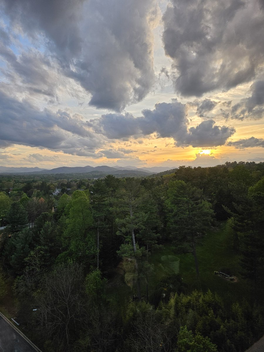 JeanneBauer1's tweet photo. @WeatherWes Here's a sunset for you from the Blue Ridge dining room at the @OmniGrovePark in Asheville NC!  Having a wonderful visit with my husband Michael for our 6th anniversary!  #lovebirds https://t.co/HL1NXNdyal