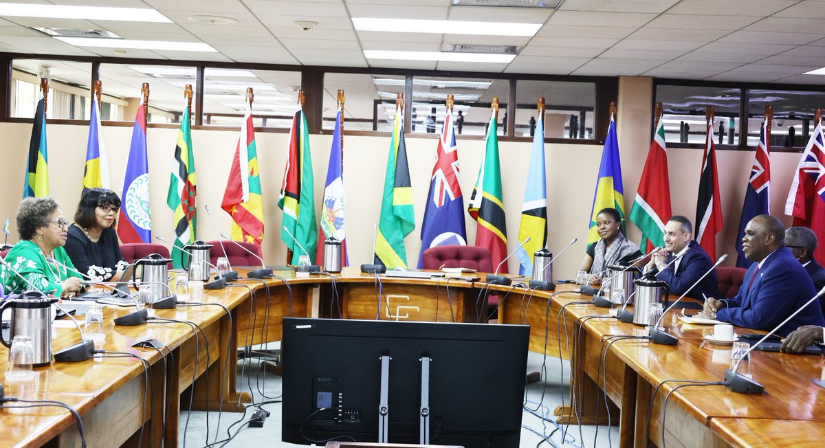 #FLASHBACKFRIDAY: @SG_CARICOM met with the President of @afreximbank, Professor Benedict Oramah on Tuesday 16 April 2024 at the CARICOM Secretariat 🇬🇾 to discuss ways to strengthen investment and trade between #CARICOM and Africa. #PARTNERSHIPS #CARICOM-AFRICA