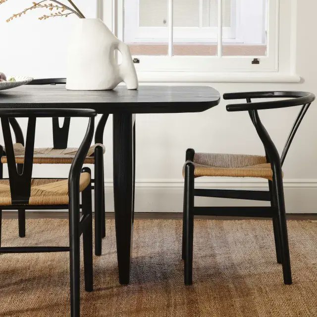 barcelonadesig1's tweet image. Transform your home into a sanctuary of style with the Wishbone Chair – its craftsmanship and comfort embody the essence of modern living. #InteriorDesign #WishboneChair #furniture #ideas #tips #barcelona #designs #livingroom #furnituredesign
barcelona-designs.com/products/hans-…