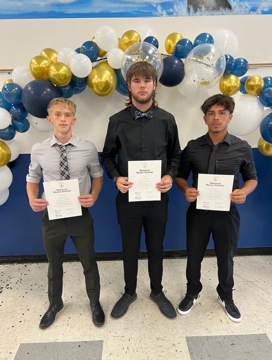 Shout out to 3 of our 🦈🏈 players who earned National Honor Society honors ⚖️🧠📚 #LANDSHARK24 ⚫️🔵💪 Collin Koenig @c_koenig25 Adam Greenwell @blesss_19 Jyden Casal