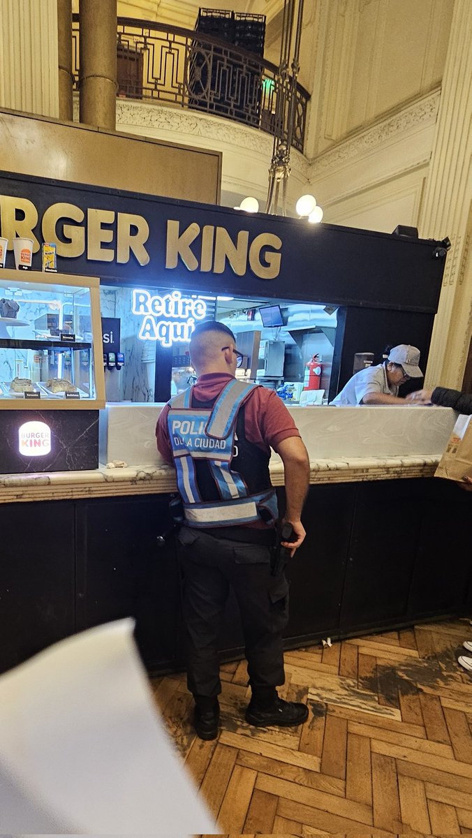 me vine al burger king de retiro y el pedido ta tardando una barbaridad y al gorra d adelante me parece q se le esta acabando la paciencia