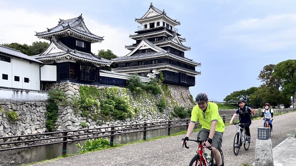 In #Oita, #YabakeiGorge is a mysterious place of valleys filled with strange rock formations long the subject of legend & prayer. Experience the area through local govt. programs incl. walking, cycling 🚴, and ascetic practices. yabakei-yuran.jp #RegionalRevitalization