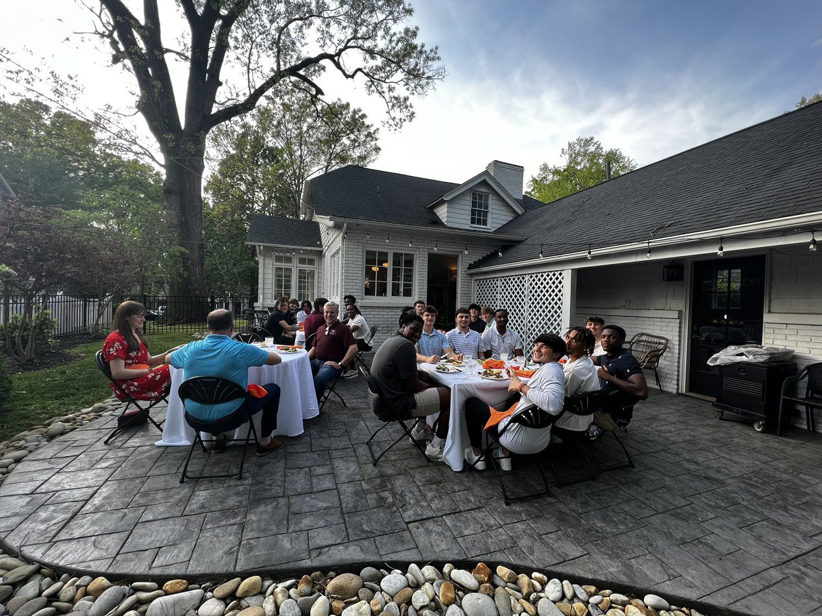 Great dinner at the Presidente’s house @bcoker We love this championship tradition! Thank you for inviting us again to your beautiful home. #B2B 🏀RepTheM🏀