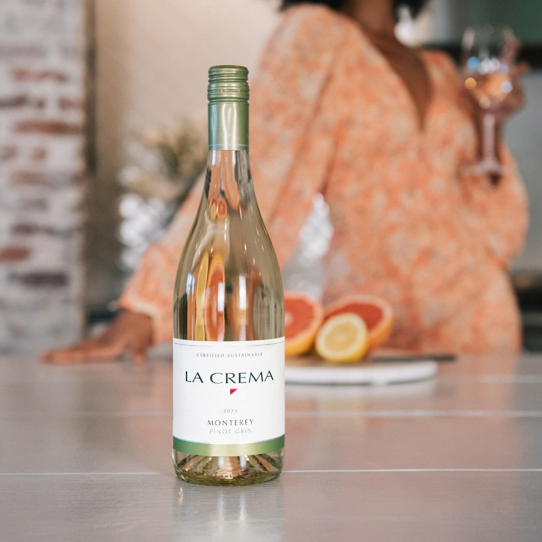 Freshness in every glass 🍋🍐 Discover the new world of our Monterey Pinot Gris