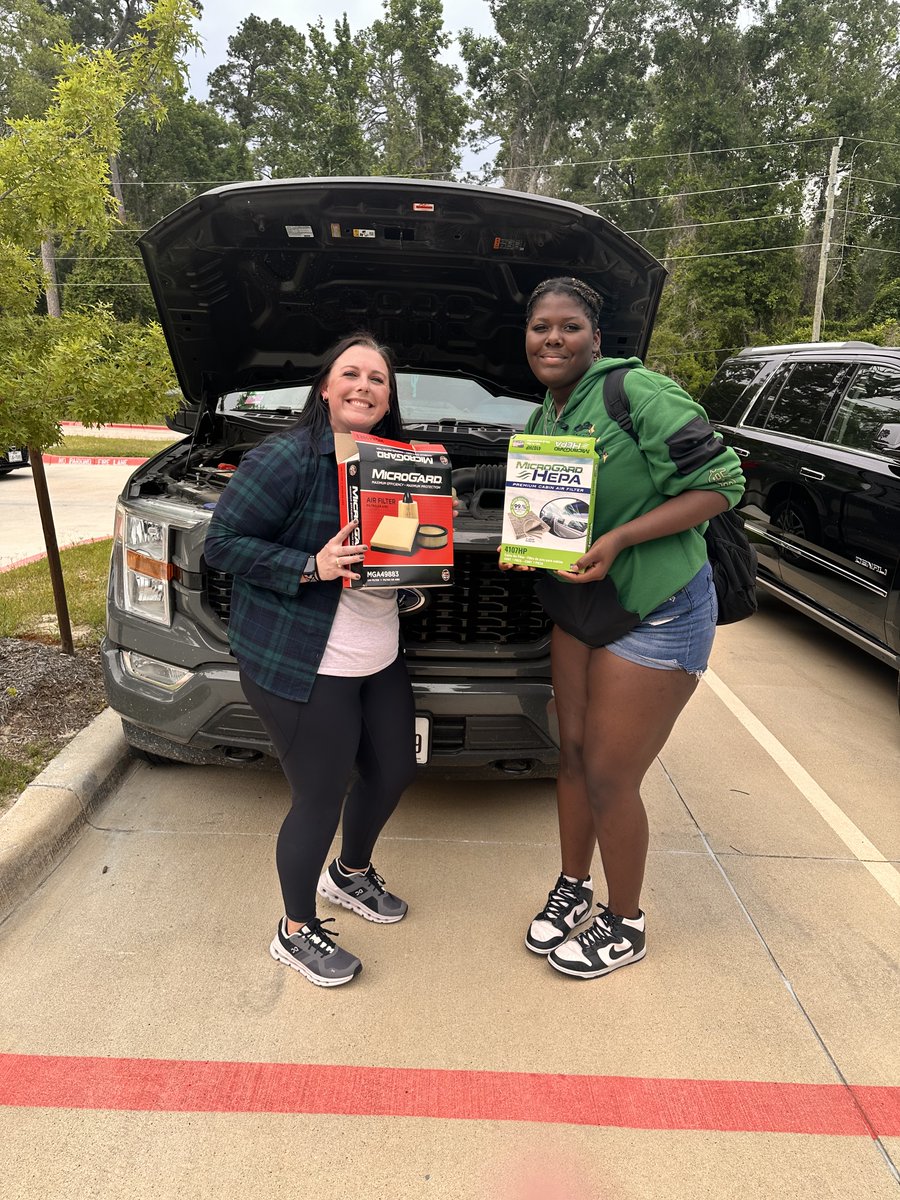 Not only does she excel as a math teacher, but she's out there teaching life skills, too! Big shout out to Ms. Mansker for showing an interested student how to change an air filter! @math_msquared #KMSCougarPride🐾