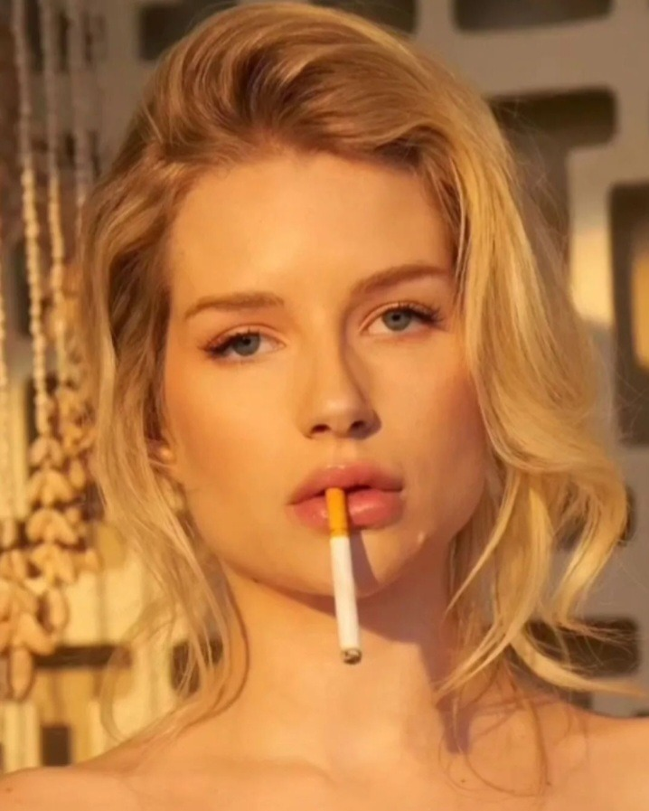 Lottie Moss..sexy dangle