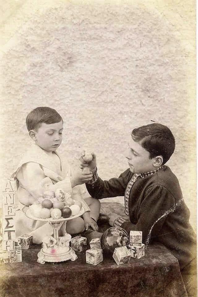 Πάσχα,το τσούγκρισμα των αυγών. Άγνωστος φωτογράφος, περ. 1890. Φωτογραφικό αρχείο Ε.Ι.Μ. (Μία φωτογραφία,χίλιες λέξεις.)