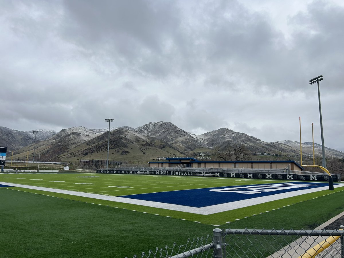 Thank you @coachTthomas6 for the invite to come check out @MinesFootball ! @CoachS_Nelson I really appreciate you taking the time to show me around the school and talk about the program. Im looking forward to coming back out! @olibfb @CoachTank78