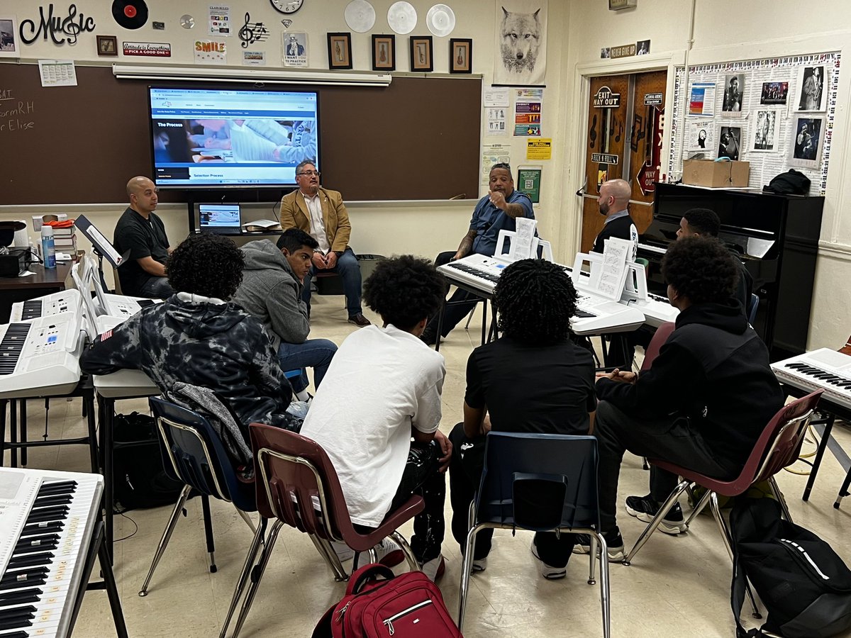 #MBK Multilingual Learners Cohort heard from Luis A. Muñiz, Jr., retired Detective Sergeant of White Plains P.D. Our boys discovered what steps they can take now to reach their own goals of becoming police officers. @Prin_MoralesGHS @RcollinsJudon @YonkersSchools @YonkersMBK