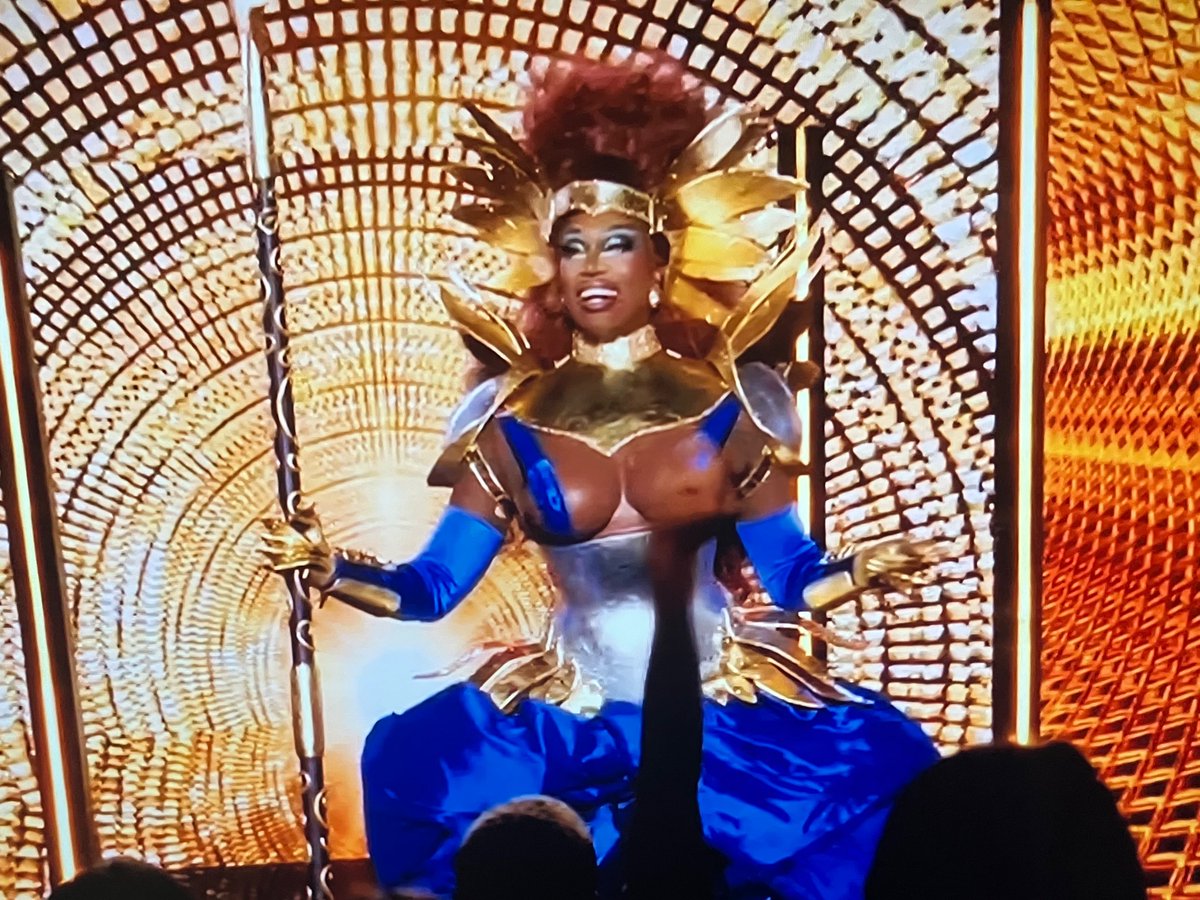 OMG I LOVE HOW SAPPHIRA JUST WALKED IN LIKE SHE KNOWS SHE IS ABOUT TO BE A WINNER BABY!!!! #DragRace