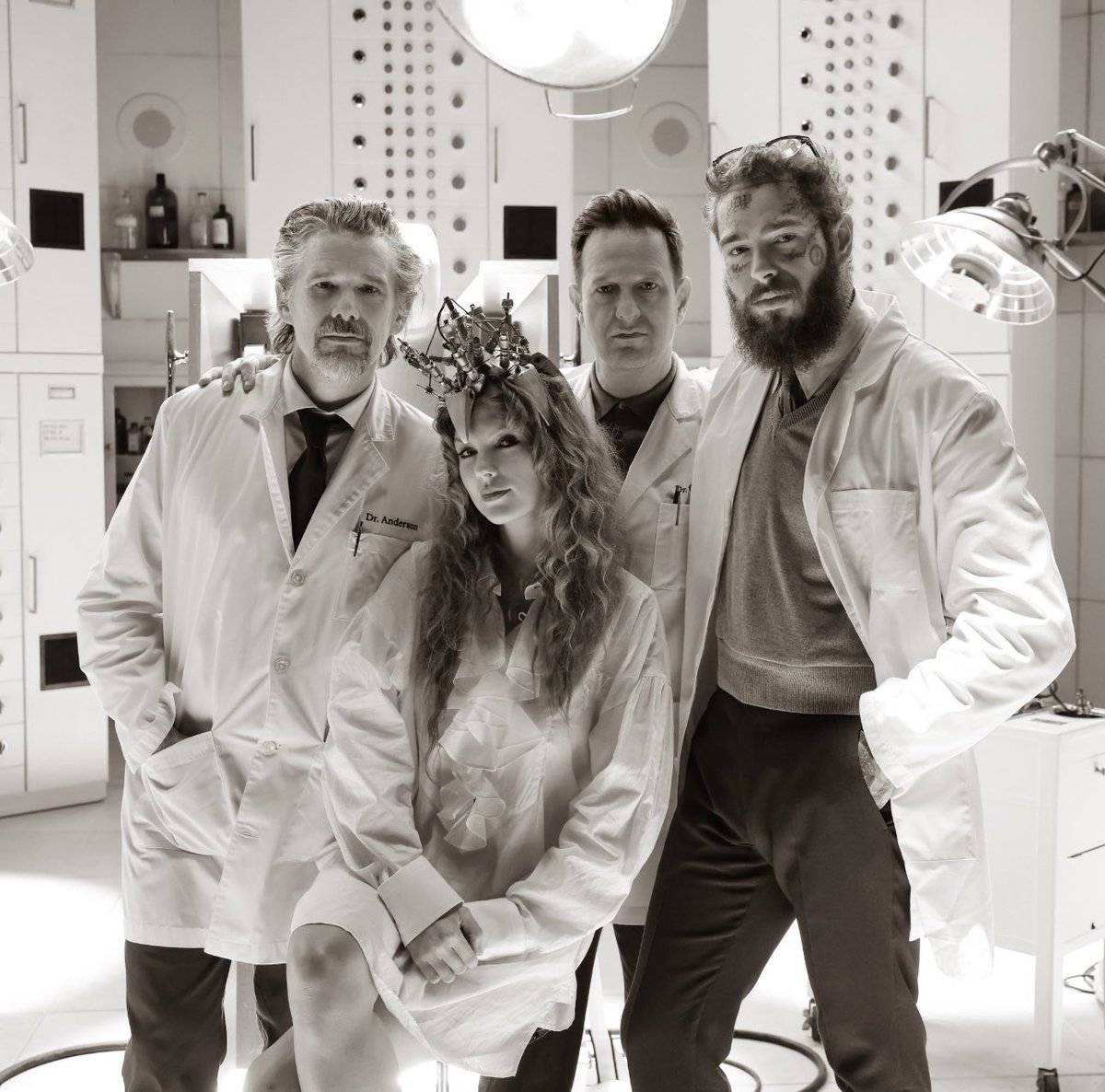 updateswiftbr's tweet photo. Os atores Ethan Hawke e Josh Charles, que fazem parte do vídeo de "Fortnight", estrelaram o filme "Sociedade dos Poetas Mortos" (1989).

"Ethan Hawke e Josh Charles (poetas torturados, conheçam seus colegas do fim do corredor, os poetas mortos)." — Taylor Swift. https://t.co/PKYll9ykHW
