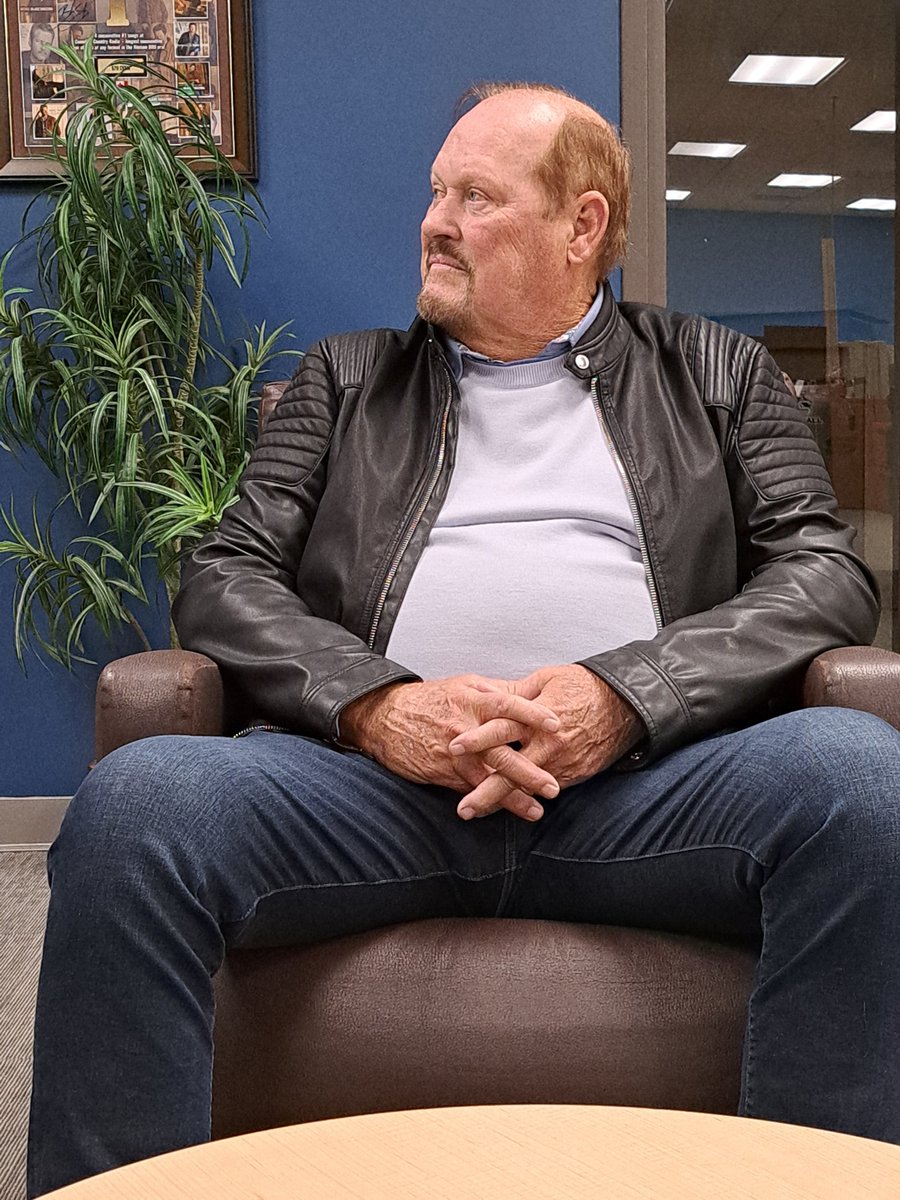 LoungeCKRM's tweet photo. When I think of the heart of the Toronto Blue Jays organization, through the years, Ernie Witt comes to mind. The Canadian Baseball Hall of famer is in town for the Regina Red Sox supper this weekend. What an honour it was for me to get this visit prior to his Cage visit. https://t.co/UHqTpcnokU