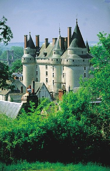 The architectural heritage in the historical châteaux (castles) is remarkable. The castles number more than 300. Many were built in the 10th century with the necessary fortifications, but those built 500 years later shine in splendour.
