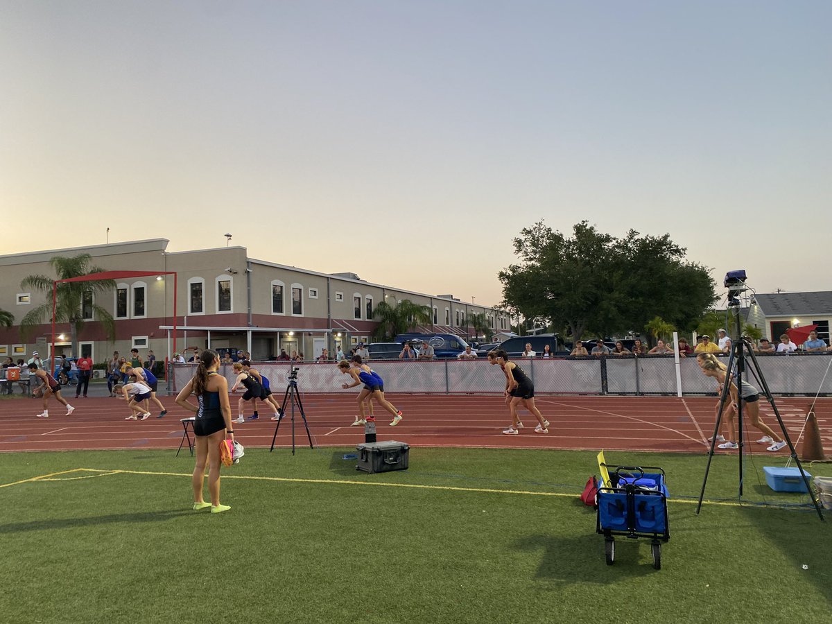 Girls 3200m: 1. Mackenzie De Lisle, @verotathletics (10:52.32) 2. Sienna Audrey, @CSNSeahawks (11:20.43) 3. Gianna Gyurich, @verotathletics (11:59.45) De Lisle and Audrey ran this race with the boys and beat quite a few of them. 👏