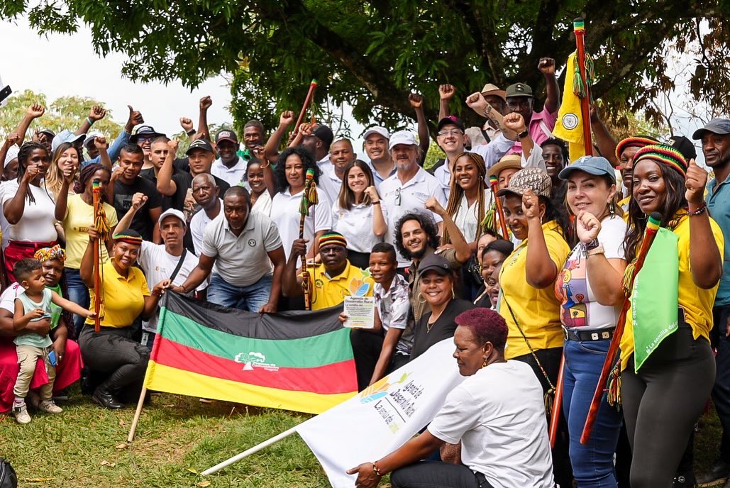 activosSAE's tweet photo. Estamos llevando la Paz y la Revolución Agroindustrial al Norte del Cauca.

Recuperamos la tierra donde los violentos del Bloque Calima de las AUC sembraron terror y con una inversión de $2.269 millones a través @ADR_Colombia, las comunidades negras se convertirán en empresarios del campo y llegará la paz a la región.

Ya adelantan un proyecto de Ganadería de alta genética con énfasis lechero que cambiará la vida de más de 12 mil personas del Consejo Comunitario Cuenca del Río Cauca y Microcuenca de los Rios Teta - Mazamorrero.