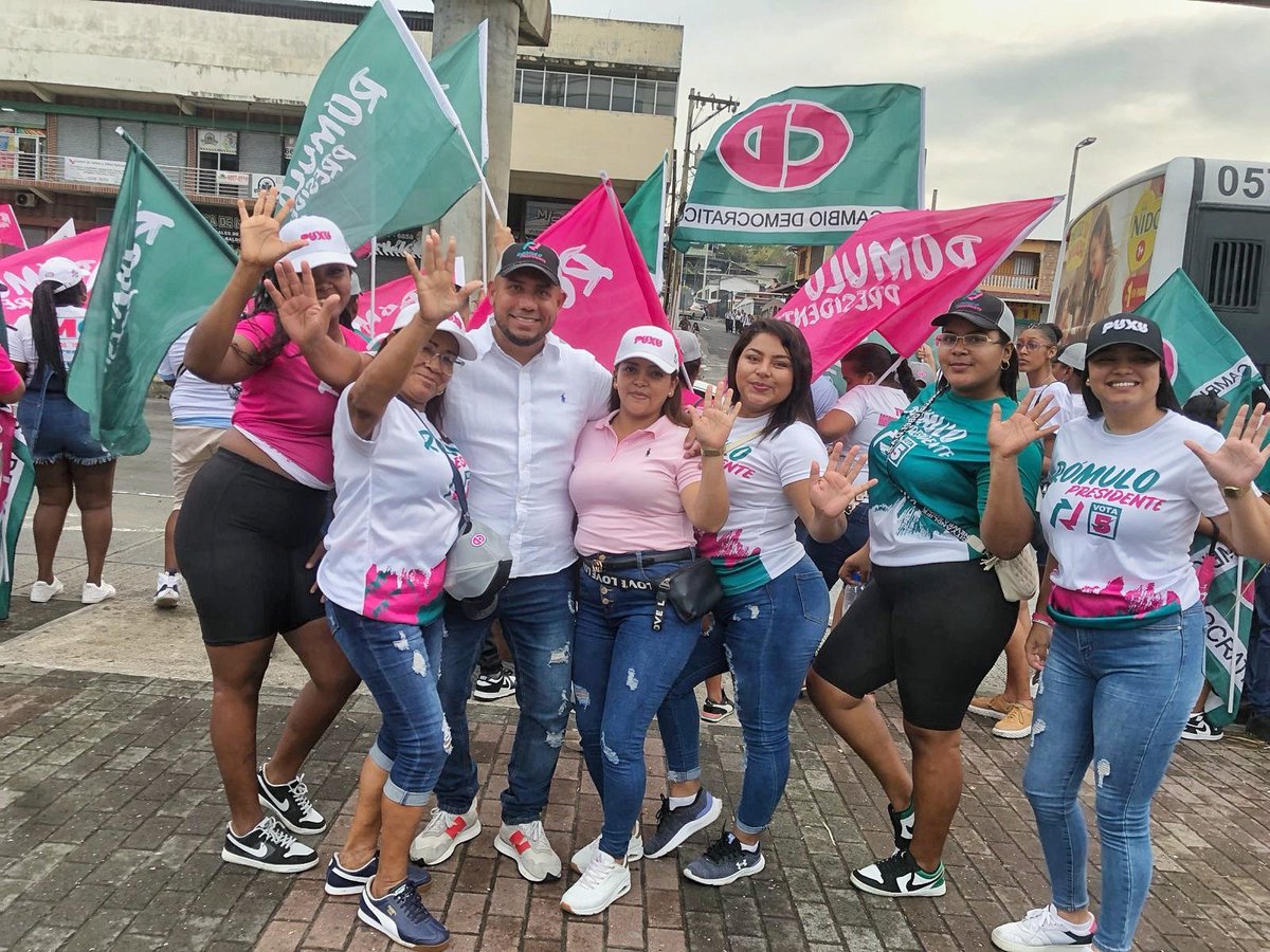 Danieldannymore's tweet photo. Mi gente que alegría poder compartir con ustedes en esta tarde el volanteo de Nuestro candidato a presidente Romulo Roux en el Centro Comercial los Andes.

Estoy convencido que podemos lograr este cambio esté 5 de mayo. 💪

¡Todos con Daniel Moreno! 5️⃣✅
@romuloroux
@puxucaicedo https://t.co/osHOE2yQrM