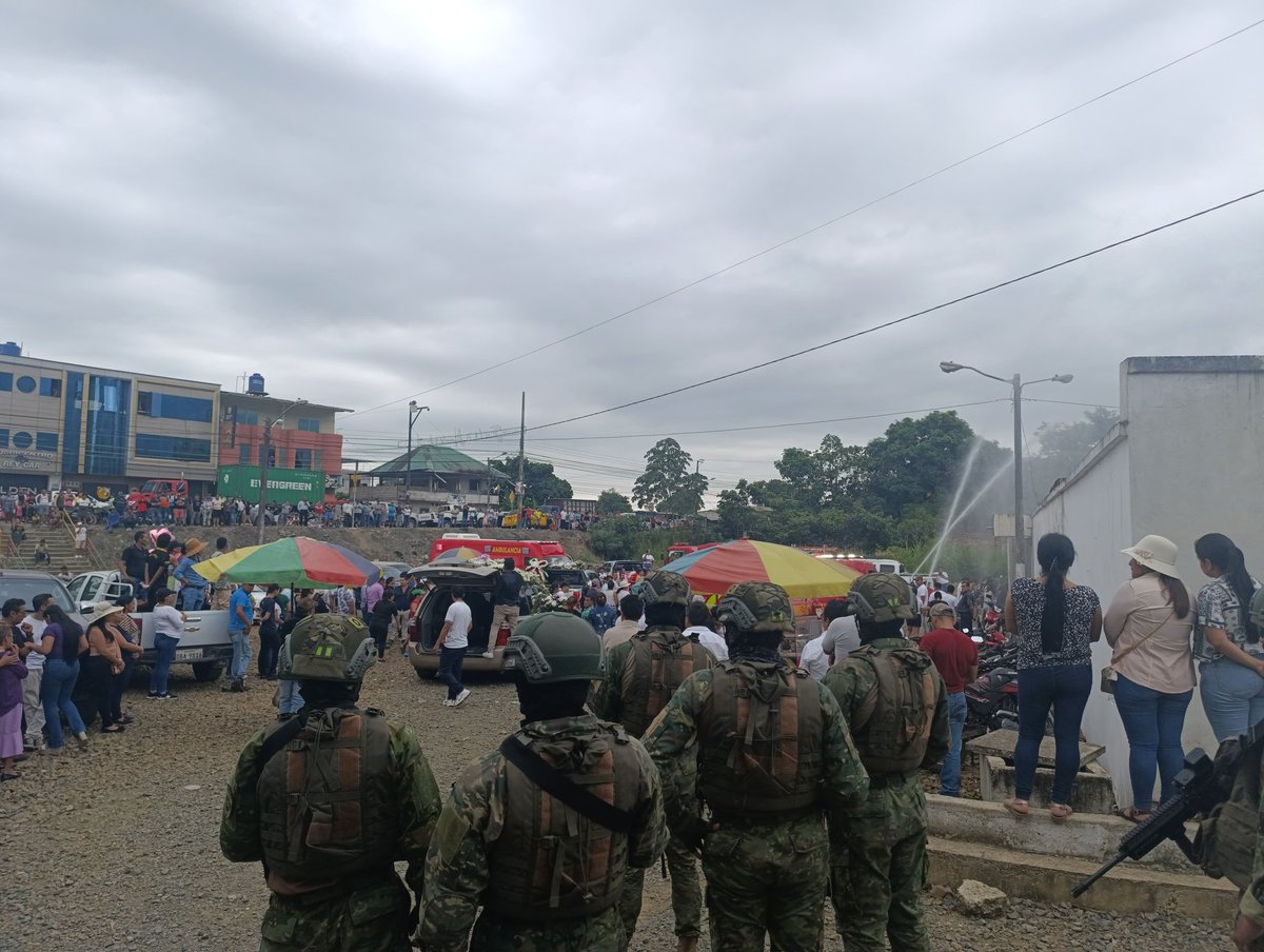 #Azuay| Soldados realizaron operaciones militares de seguridad durante el traslado al cementerio general del cantón Camilo Ponce Enríquez del alcalde José Sánchez Reyes (+), quien fue asesinado la noche del 17 de abril, y de esta manera evitar que exista algún hecho violento