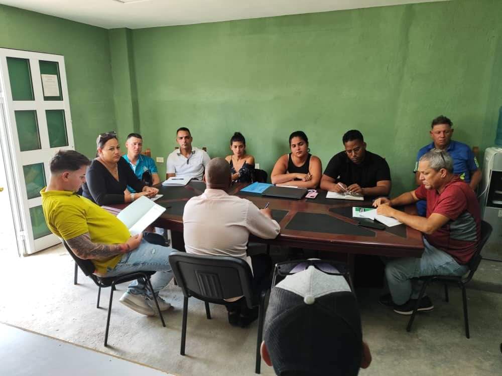 Se presentan nuevas ideas de proyectos al Grupo Municipal para el #DesarrolloLocal  en el municipio #PinarDelRío relacionadas 3 con la producción de alimentos, 1 sobre la prestación de servicios ópticos y 1 vinculados a las producciones metálicas.