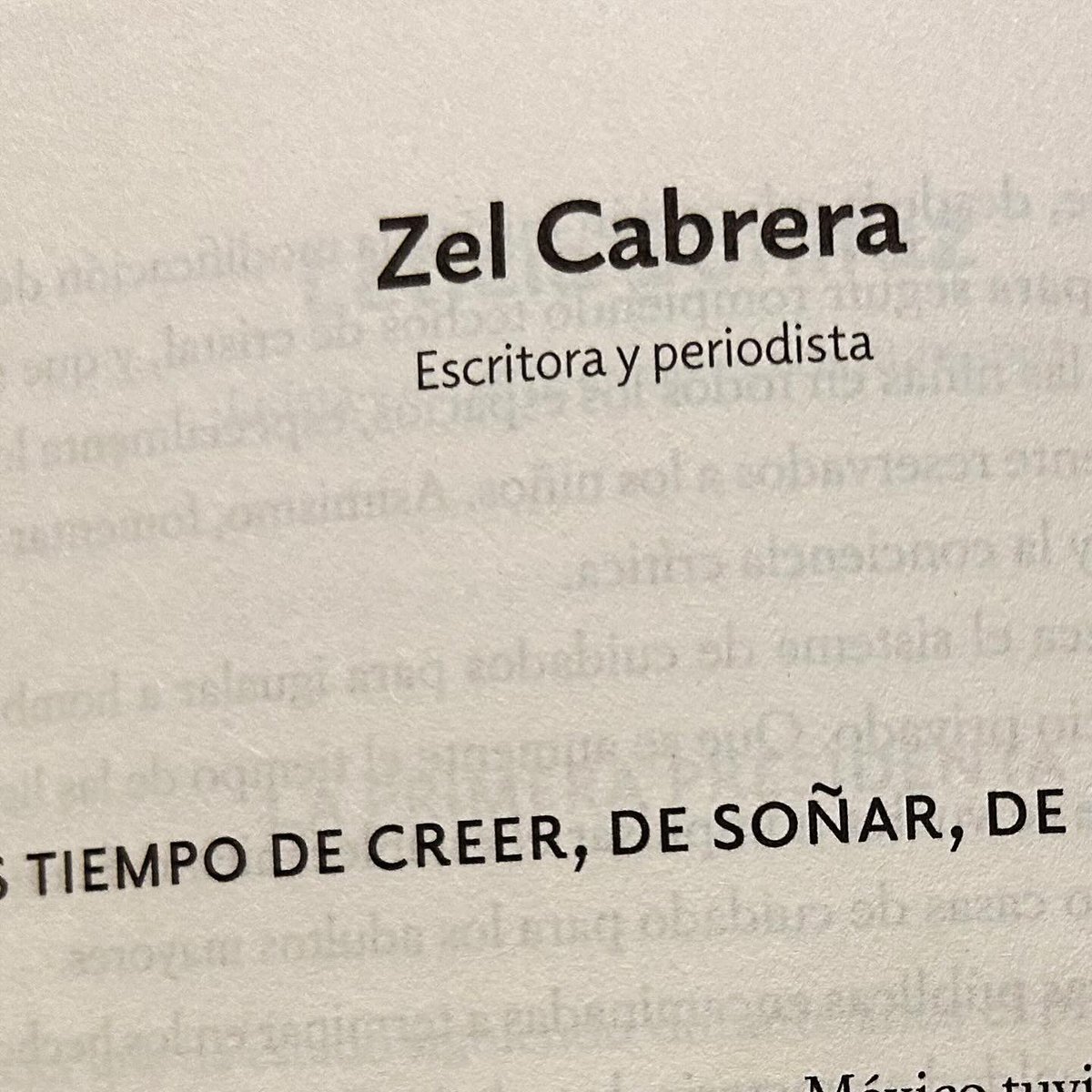 Al fin de mis manos este libro hermoso que coordinó mi querida @YuririaSierra Feliz y honrada de qué mis ideas estén al lado de amigas queridas como @vivirquintana y #estefaniaveloz en este diálogo tan necesario y coyuntural como lo es que una mujer gobernará México. 💜🤍