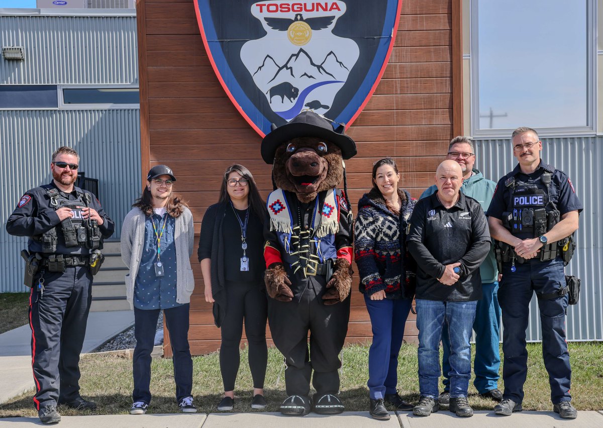 Today we bid farewell to Senior Constable Brian Ward, as he heads back home!   It was great to share ideas with him, and even Brave came out to say goodbye!