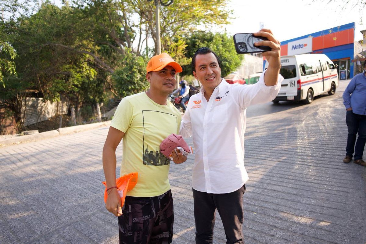 humbertodiaz22's tweet photo. ¡Viernes de adornar a Chilpo con la calca matona! Gracias a quienes llegaron a saludarnos a la Colonia Villas Laurel y se llevaron la suya. 🍊 ¿Dónde armamos la siguiente pega? https://t.co/BwHRwNysov