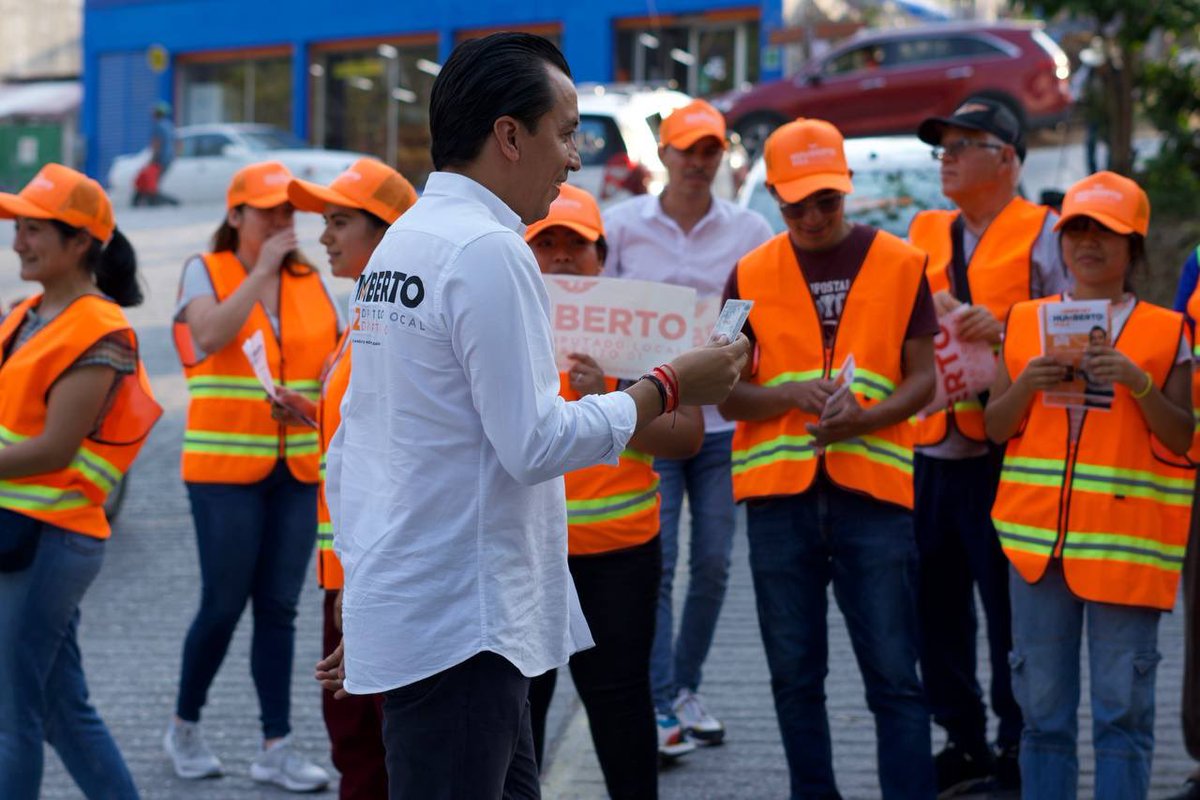 humbertodiaz22's tweet photo. ¡Viernes de adornar a Chilpo con la calca matona! Gracias a quienes llegaron a saludarnos a la Colonia Villas Laurel y se llevaron la suya. 🍊 ¿Dónde armamos la siguiente pega? https://t.co/BwHRwNysov