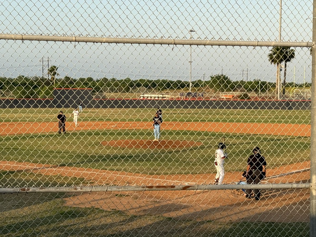 in Brownsville for a District 32-5A matchup between the Brownsville Veterans Chargers (20-2-2, 15-0) and Brownsville Porter Cowboys (16-5-1, 12-3). the Chargers can clinch an outright district title with a win tonight, Cowboys need a win to stay alive. #RGVBaseball