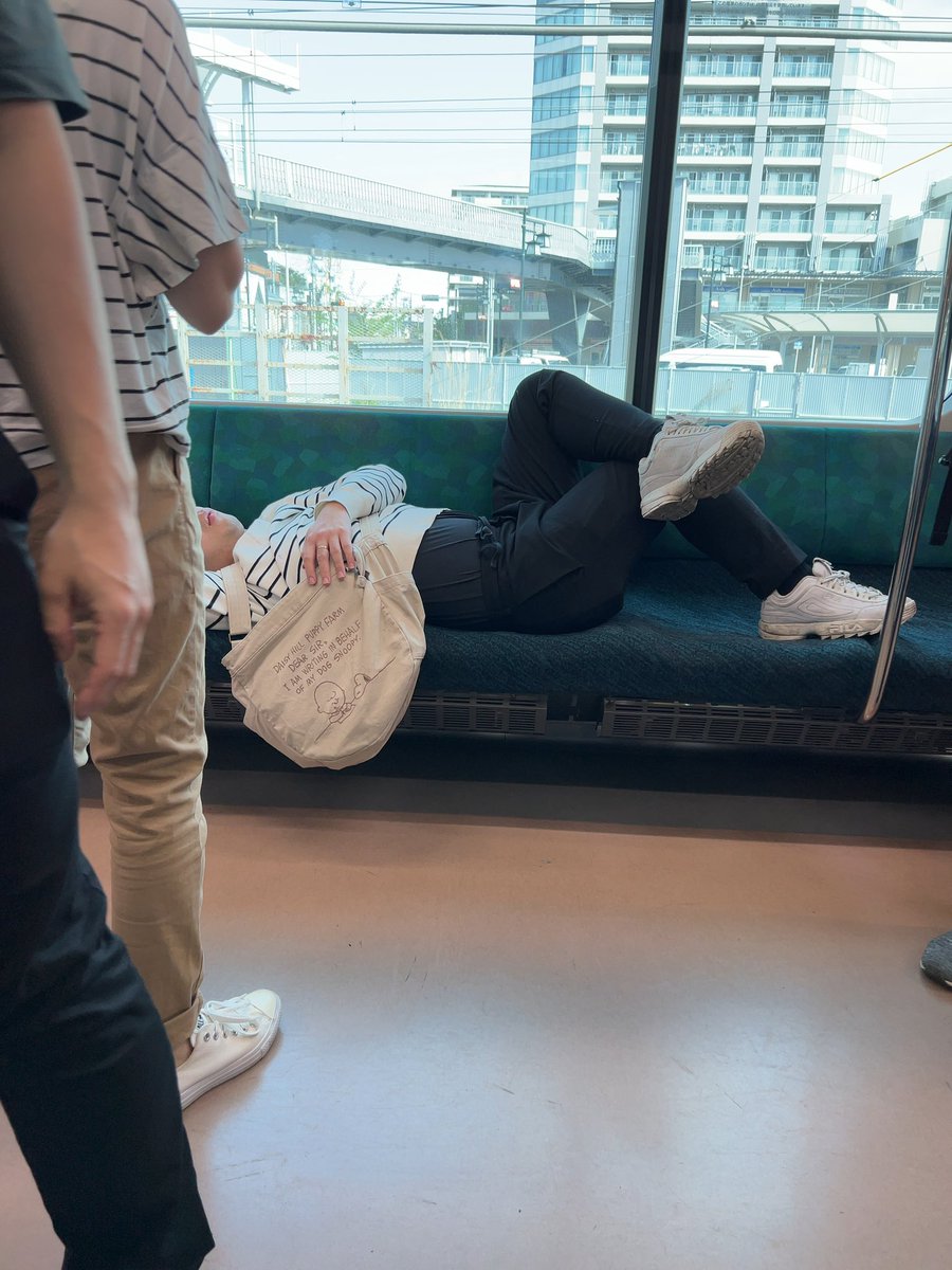 noctisho3's tweet photo. 横浜線車内

家でやろうね
#横浜線 https://t.co/MeN3UqC7w8
