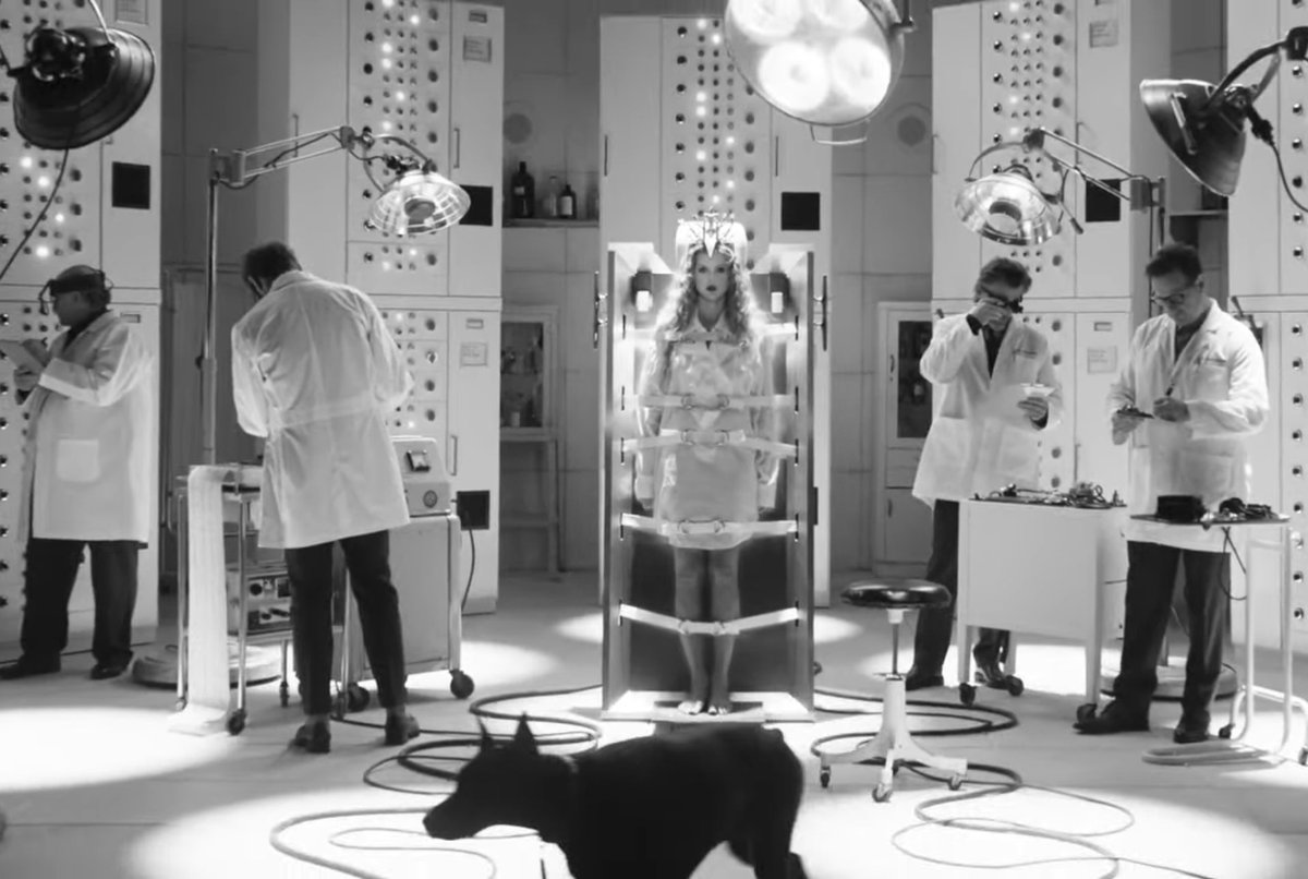 SavLovesSwift's tweet image. “I just don't understand how you don't miss me // In the shower and remember how my rain-soaked body // Was shakin’, do you hate me?” THE BLACK DOG REFERENCES I AM SCREAMING !!!!! #FortnightMusicVideo #TSTTPD