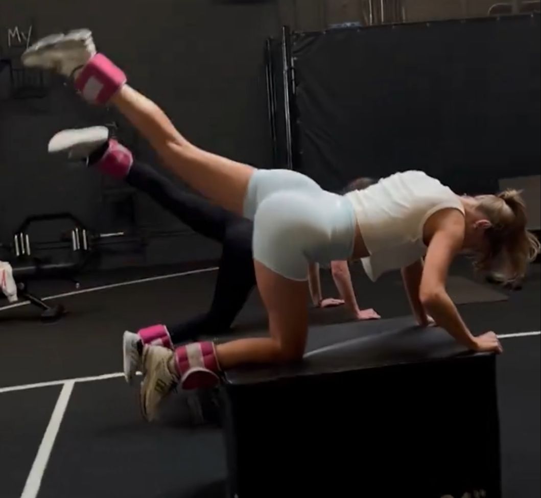 TheSwiftSociety's tweet photo. 📷| Taylor Swift working out 💪 https://t.co/XZEzC2OXLV