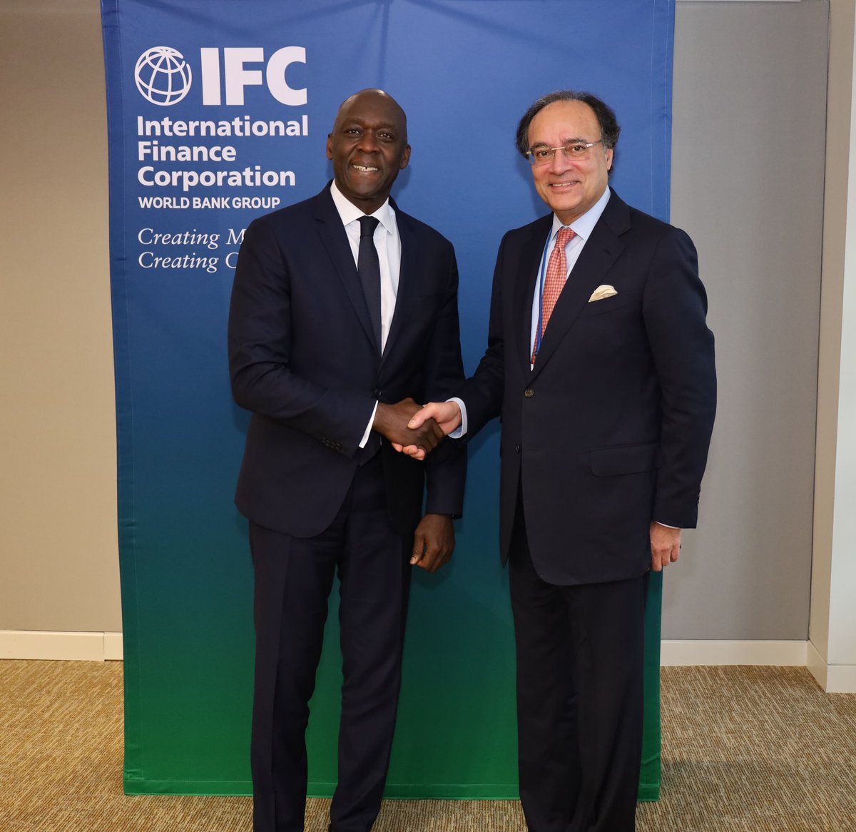 Finance Minister Muhammad Aurangzeb met with IFC Managing Director Makhtar Diop, highlighting positive economic indicators in Pakistan: improving reserves, stable currency, declining inflation, surging stock market, and institutional/foreign inflows. (1/3)