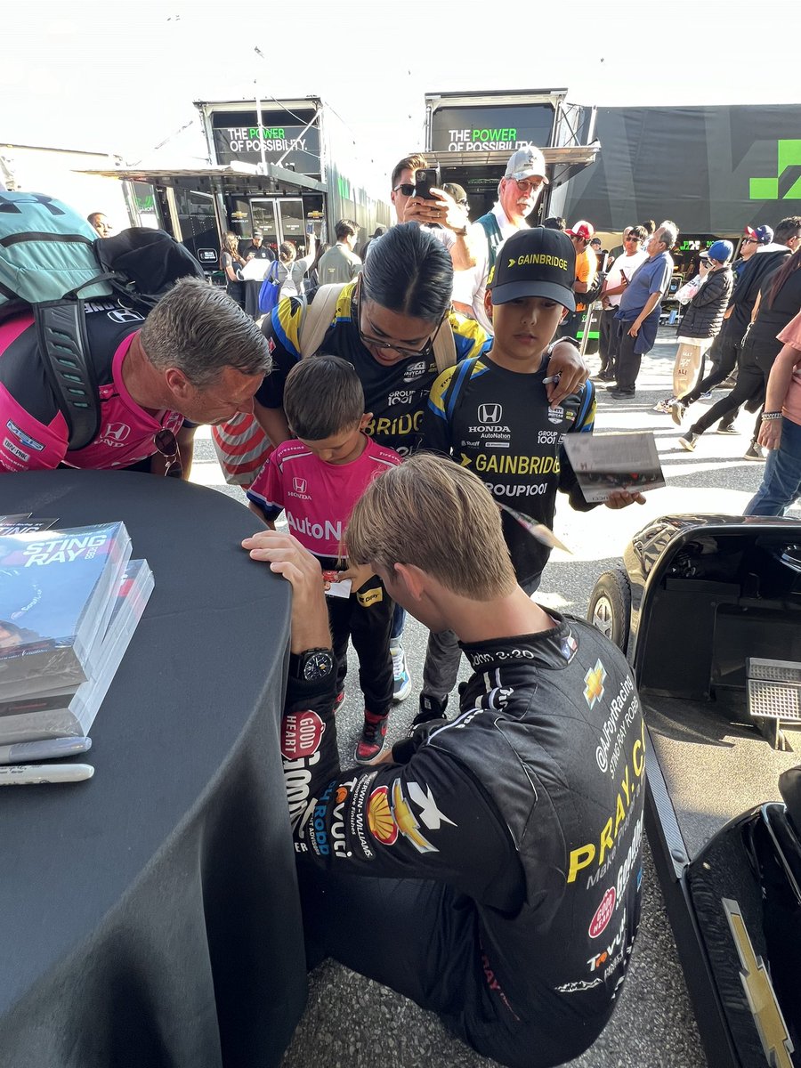 Always the best time meeting our fans at the autograph session! Here until 6:00 PM PT! Come meet us and say hi! 👋 #INDYCAR | #AGPLB