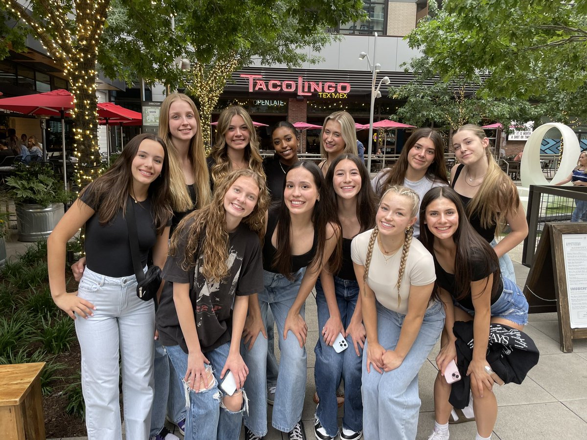 16 Thunder enjoying their team dinner out in Dallas after competitive play on day 1 of the Lone Star Classic⚡️