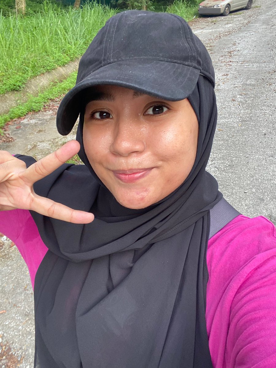 Good morning!☀️ After 7 weeks tak morning walk, kita hiking up hill sampai berpeluh sebakul 🏃🏻‍♀️ Women don’t sweat, we glow gituuu