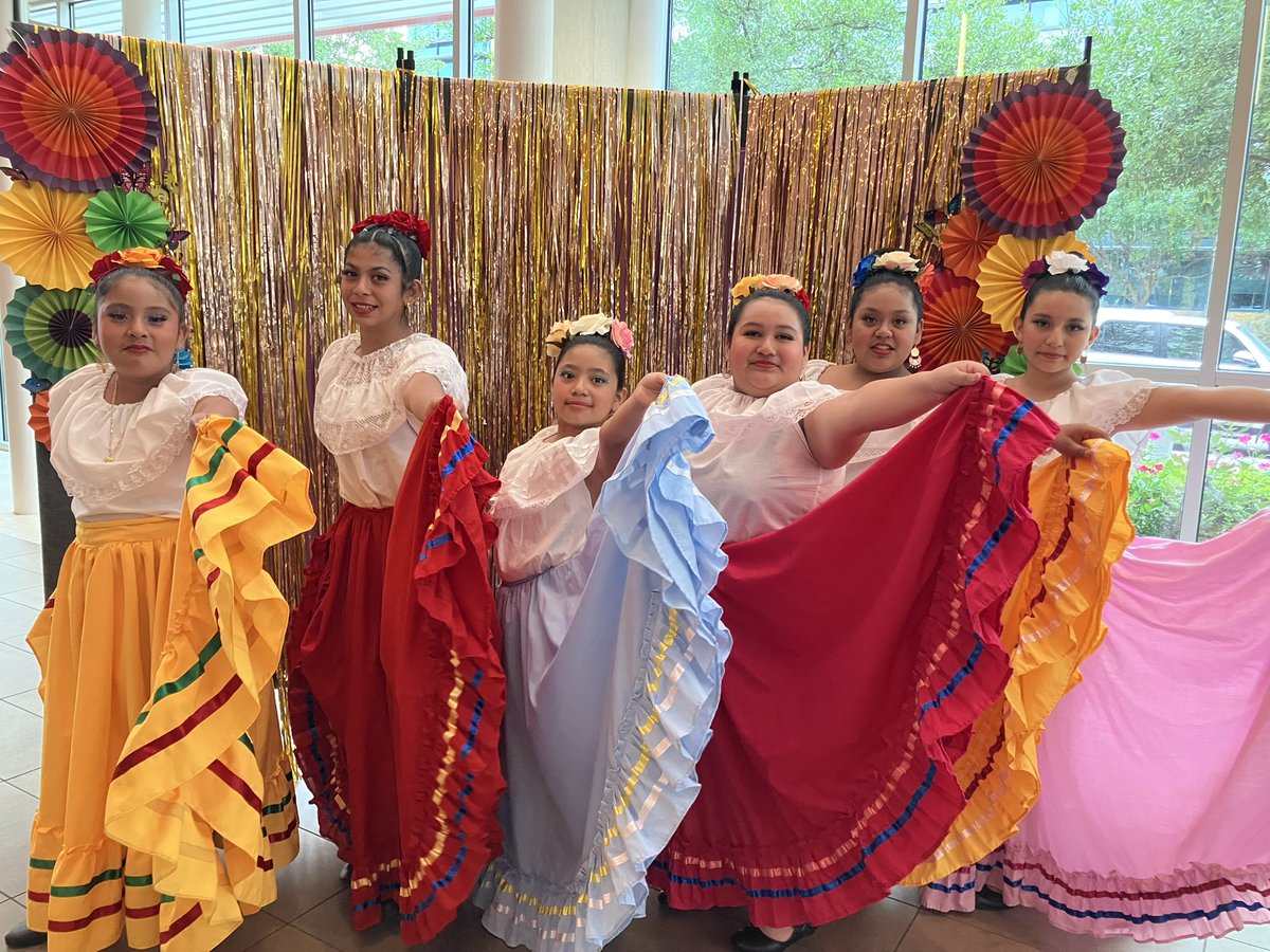 Another beautiful performance at the Latin American Achievement Awards 💕 These girls have worked very hard this year. @HartElemAISD @Matias_AISD @AISDMultilingue @WeAreAISD