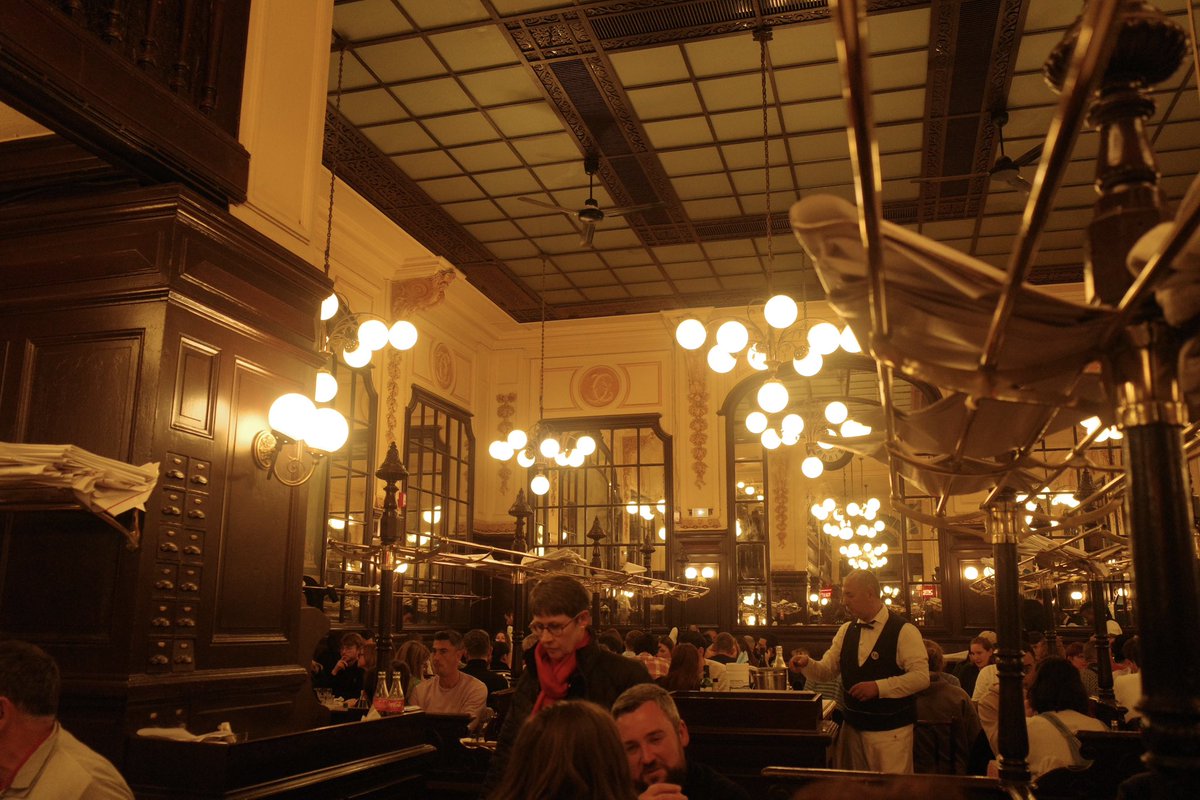 パリでまた絶対に行きたいビストロCHARTiER🍽陽気なギャルソンがオーダーをとりにきてクロスに直接書き留める! (2枚目お皿の横のメモ参照)コスパも店の雰囲気も最高だった〜