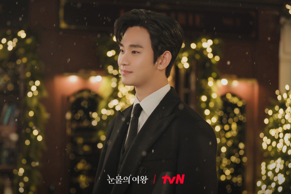 #QueenOfTears Baek Hong Pre Christmas Date
#KimSoohyun cut.

Baek Hyunwoo’s thoughtful nature, which has been creating events tailored for Hong Haein, will shine through even as her memory fades. He plans to lift his wife’s happiness by giving her a special gift while visiting