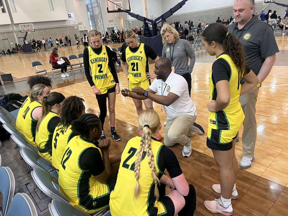 Great day of competing and learning at the 1st season of the Nike EYBL season. We went 1-1 on the day. Back at it tomorrow morning at 11am on court 15. Come check us out. @coach_head44 @CoachHackert @KentuckyPremier @coachorlandokyp @CoachTapley @Milbster #gogreen @NikeGirlsEYBL