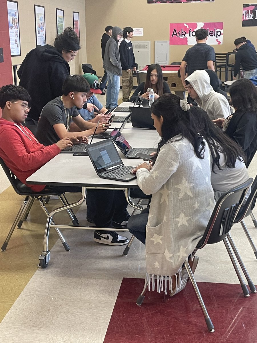 endeavoreagles's tweet photo. Love it when our kids plan for college during activity period. @comfort_dogs Nugget provided emotional support as students completed their #FAFSA, #applytexas, #promisegrant to continue their education when they graduate May 17! @ChannelviewISD https://t.co/wXlNb4AZqy