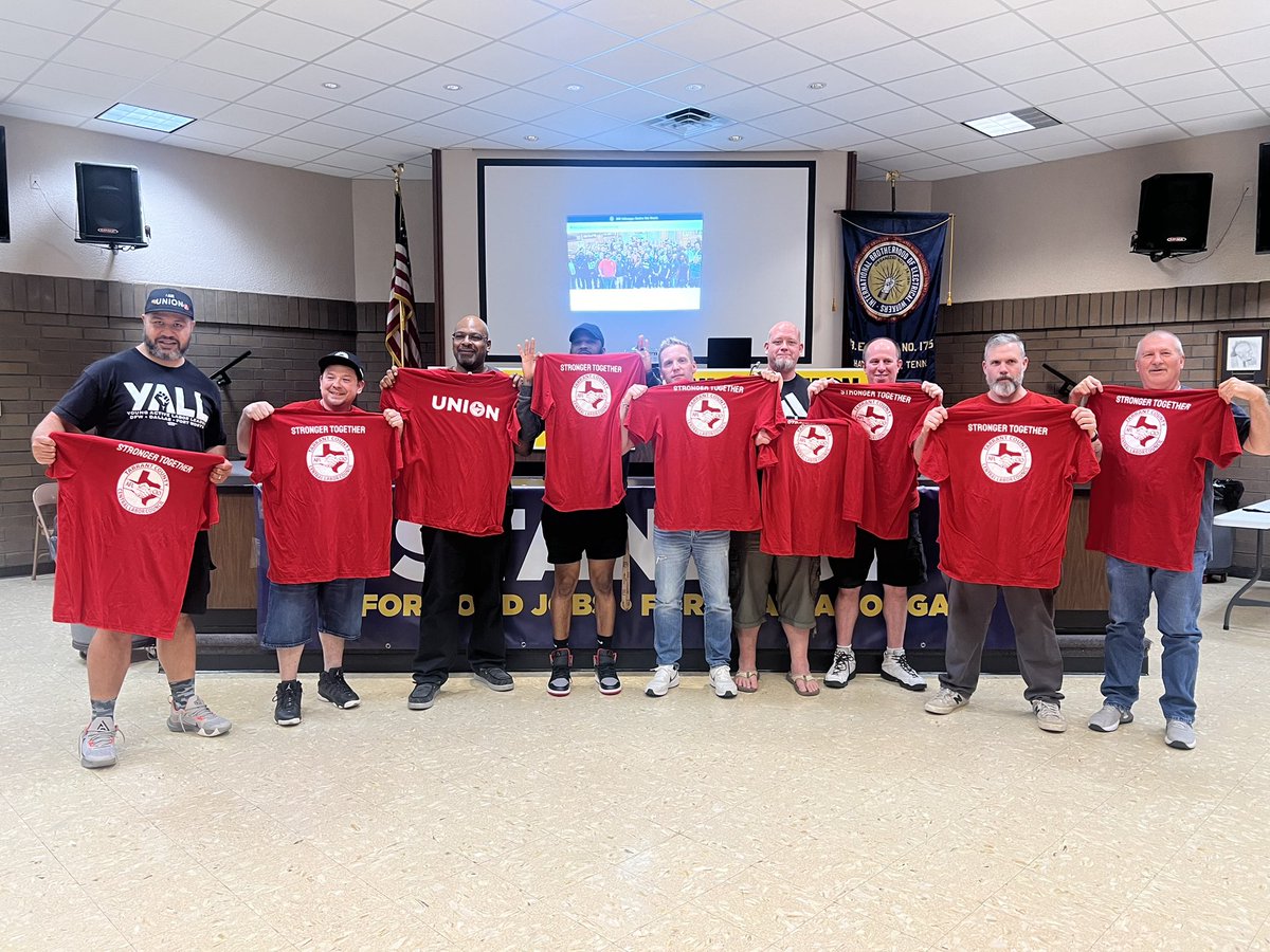 Voting ended over 30 min ago and the workers are filling the union hall. Passing out those Union shirts I brought from Texas for the rank & file!  We may be here all night.

Tarrant County Central Labor Council & VW workers: STAND UP!  #OrganizeTheSouth #StandUpVW #UnionYES ✊🏾🔥