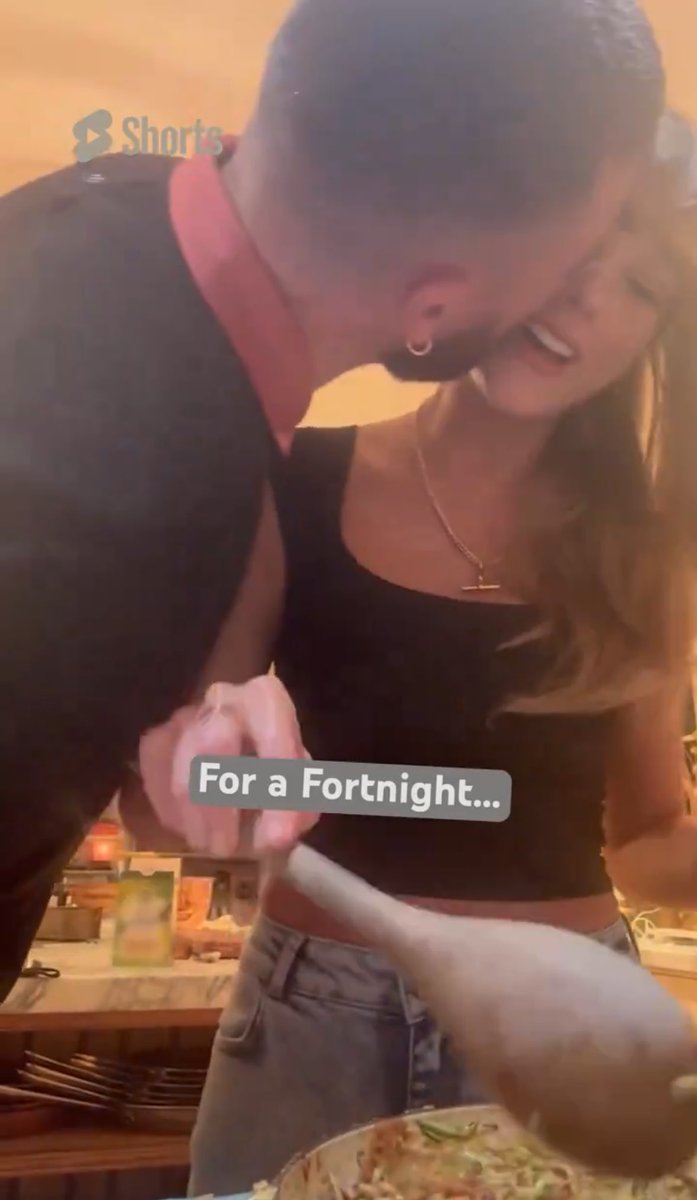 swiftsenapuros's tweet photo. tiene al grandote dándole besitos mientras cocina 😭😭😭 https://t.co/5rH6cO6a7l