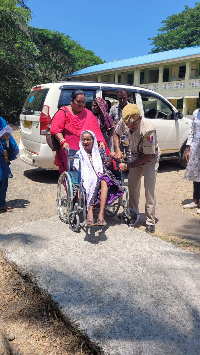 Kudos to South Andaman Police in #GPE2024 for their outstanding assistance to elderly citizens, guiding them to polling booths with care and ensuring a #fair voting process. Their dedication to both security and community service is commendable! #CommunityService #GPE2024 में…