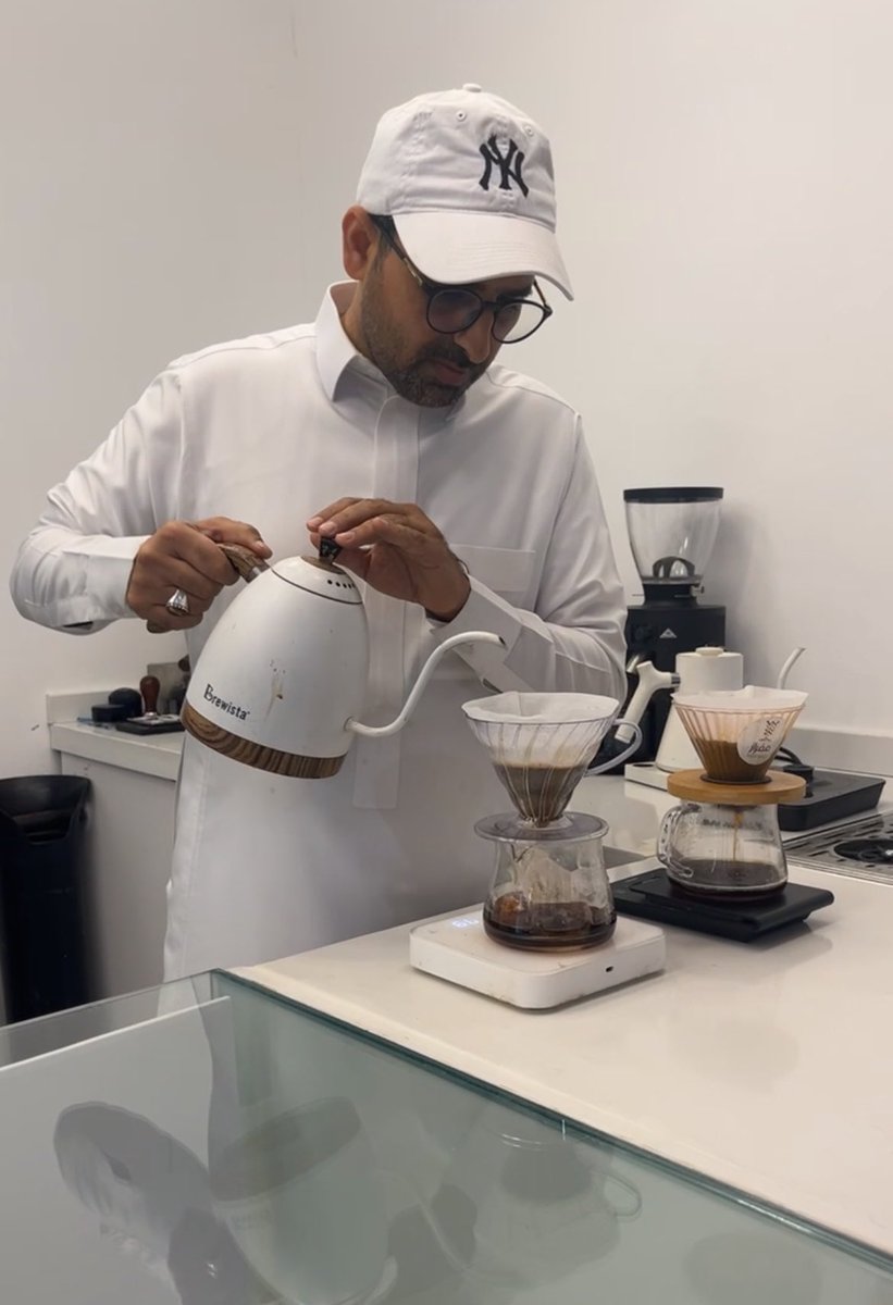 bonjazan's tweet photo. (رحلة مُزارع من المزرعة للمقهى)

اول مقهى لمُزارع في المملكة العربية السعودية

تَشرب قهوتك المختصة برحلة من بذرة زُرعت في أعالي جبال محافظة #الداير  بمنطقة جازان.. 
هي رحلة المُزارع حسين هادي @hossin5559 
هي اثر رؤية سيدي ولي العهد الأمير محمد بن سلمان رؤية 2030
مجتمع حيوي .. اقتصاد مزدهر.. وطن طموح

وبكل الامكانيات التي صنعها امير منطقة #جازان الأمير محمد بن ناصر التي جعلت من طموح أبناء جازان غير مستحيلة ..

مقهى مفراز @MEFRAZsa 
يقدم القهوة المختصة و الاسبريسو بالبن المحلى

بـن #سعودي 
وزرع بأيدي سعودية توارثتها الاجيال 🇸🇦

افتخر ببلدك .. افتخر بقهوتك 🇸🇦
