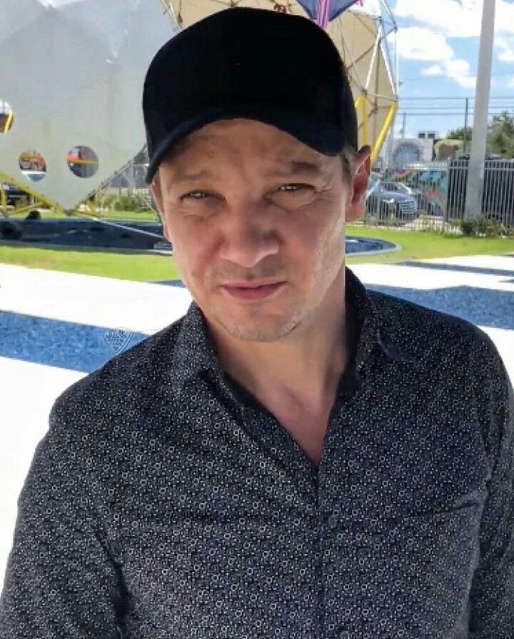 Jeremy Renner 
Do you see an actor 
#jeremyrenner #luckyman #love