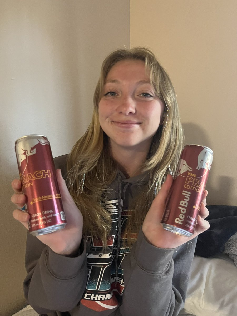 MorganK74491's tweet photo. This is Thalia !! She works for, and is addicted to RedBull. Her favorite flavor is peach 🍑. Everyone say hi Thalia !when you see her handing out RedBull on campus. #RedBullGivesYouWings #HumansOfUNR #RSJ108 😄 https://t.co/Q5VPE8TnlA