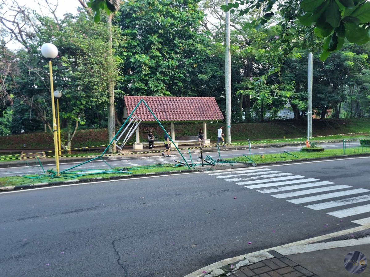 uibaseNG's tweet photo. guys ini halte pocin kenapa deh ui!

kecelakaan? kalau iya, bukti lain buat UI ningkatin proteksi pejalan kaki, bayangin kalo ini kejadian pas rush hour https://t.co/MKYZlTFcAk